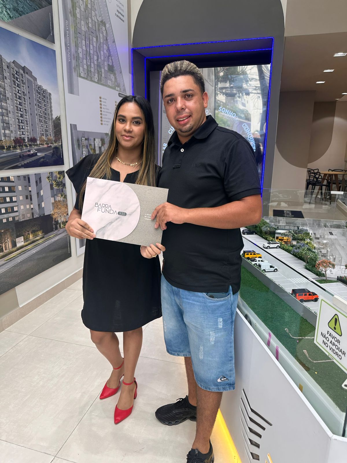 Cliente com material do empreendimento