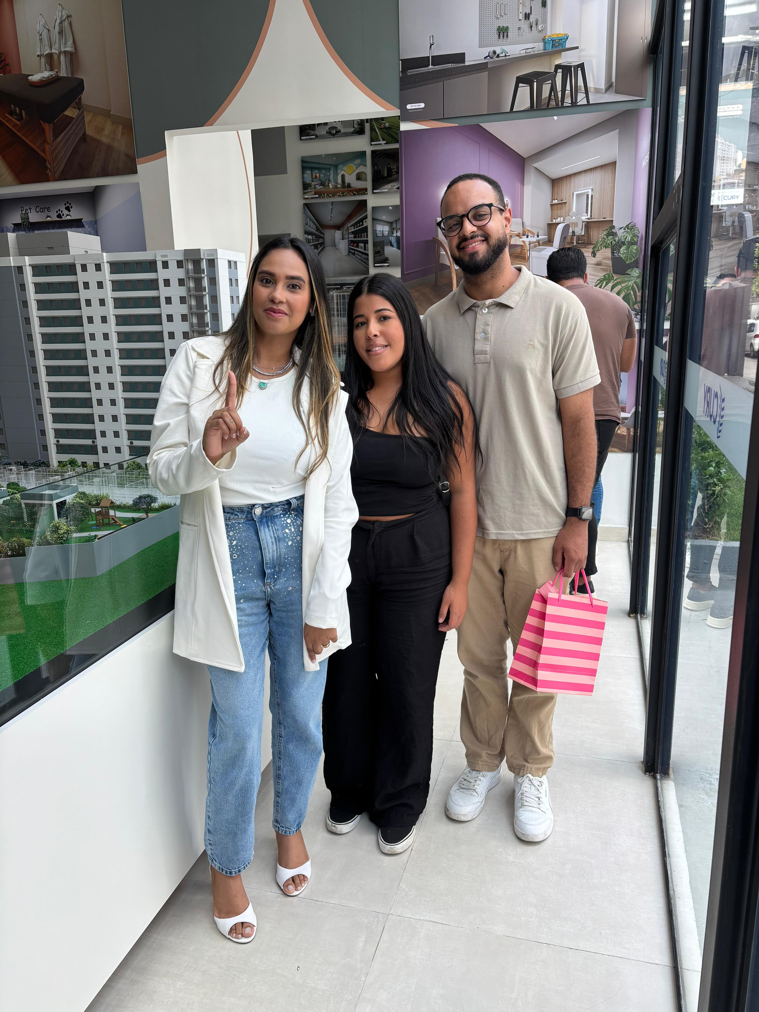 Corretora Andorinha com casal em visita